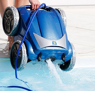 Komfortable Beckenreinigung mit halb- und vollautomatischen Poolreinigern